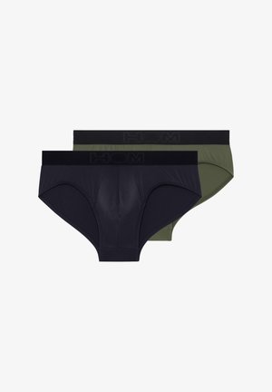 To sæt af briefs i mørk marineblå og olivengrøn, med en blød waistband med præget "HOM" logo, lavet af glat stof.