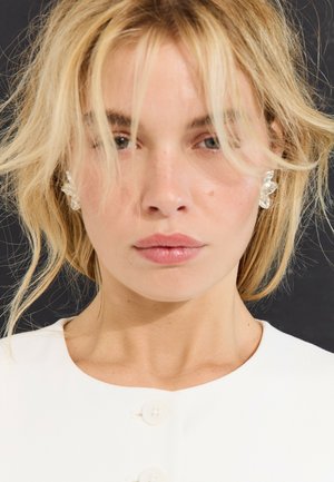 Stradivarius, SET OF 2 PAIRS OF MINI FAN EARRINGS - Boucles d'oreilles - metallic grey