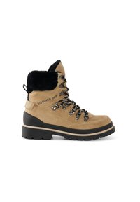 Beige semišová turistická bota s černým umělým kožichem na límci, stříbrným kováním a černými tkaničkami. Silná černá podrážka a hnědý akcent kolem základny.