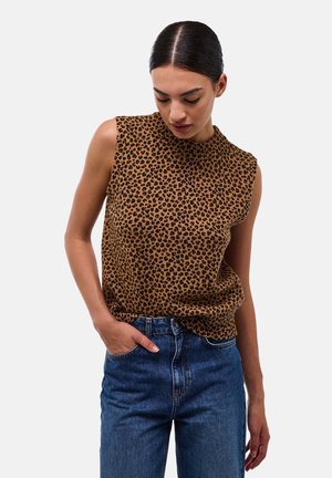 Haut sans manches à imprimé léopard en marron et noir, doté d'un col montant et d'une coupe décontractée, associé à un jean bleu taille haute.