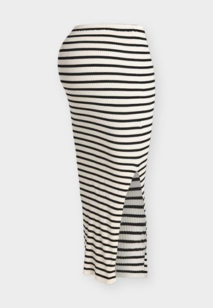Jupe midi en tricot côtelé à rayures horizontales noires et blanches avec une fente latérale sur un fond clair.