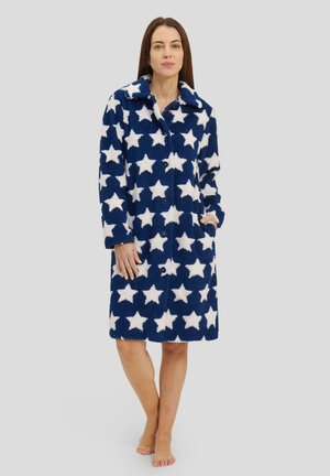 Bata de baño de felpa azul marino con patrones de estrellas blancas, mangas largas, cuello con solapa, botones en la parte delantera y bolsillos laterales.