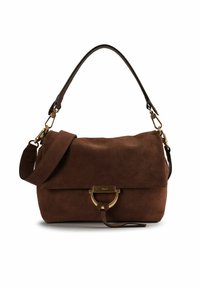 Braune Wildleder-Handtasche mit strukturierter Oberfläche, versehen mit einem goldfarbenen Metallakzent und einem verstellbaren Schulterriemen.