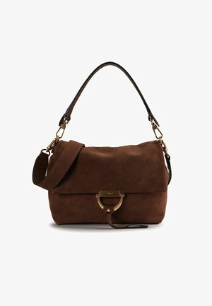 Braune Wildleder-Handtasche mit strukturierter Oberfläche, versehen mit einem goldfarbenen Metallakzent und einem verstellbaren Schulterriemen.