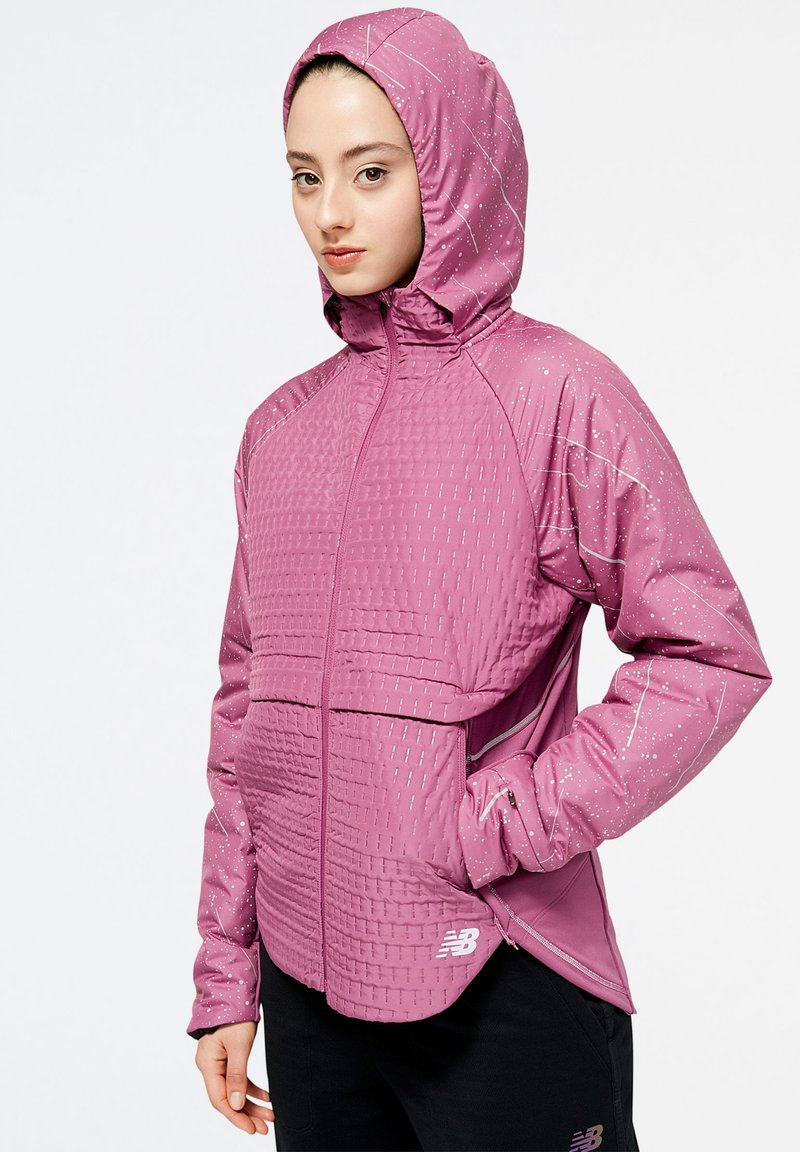 Rosa isolierte Jacke mit Kapuze, gesteppter Textur, reflektierenden Akzenten und einem Reißverschluss vorne mit einem Logo am Saum.