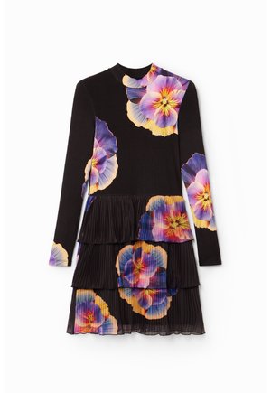 Robe noire à manches longues avec jupe plissée superposée et grands imprimés floraux colorés violets, jaunes et roses sur le devant et les manches.