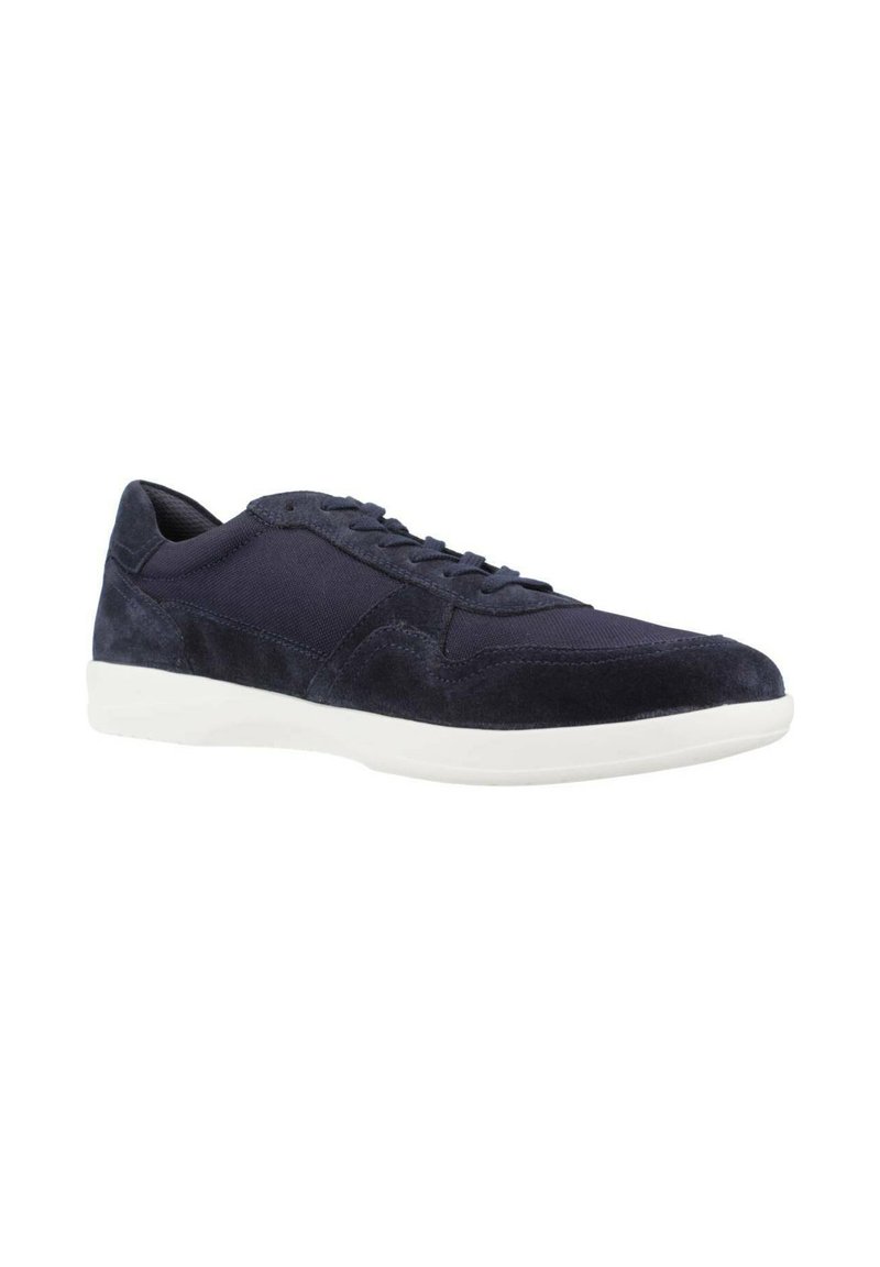 Zapatilla color azul marino hecha de ante y lona, con una superficie texturizada y una suela de goma blanca, que presenta un diseño clásico de cordones.