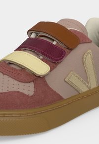 Παιδικό sneaker με καφέ, μωβ και κίτρινους ιμάντες βέλκρο, μπεζ και ροζ δερμάτινο επάνω μέρος και σόλα από καουτσούκ.