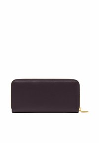 Cartera de cuero morado con textura de grano, cierre de cremallera y tirador de cremallera en tono dorado. Forma rectangular con un diseño minimalista.