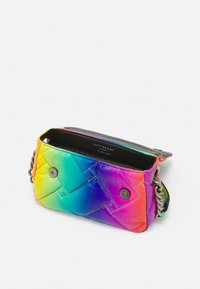 Liten rektangulär quiltad handväska med regnbågsfärgade nyanser, silverkedjestrap och synlig svart insida med magnetstängningsknappar.