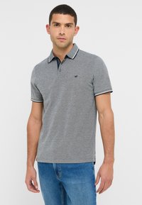 Szara koszulka polo z granatowym kołnierzykiem, białymi wykończeniami, krótkimi rękawami i małym logo na lewej piersi; wykonana z teksturowanej tkaniny.