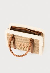 Tan flettet håndveske med fuskepelskant, brune knyttede håndtak, gull "LOVE MOSCHINO"-logo og glidelås. Innsiden har brun foring.
