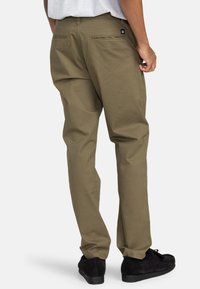 Khaki broek van een katoenmix, met een recht gesneden ontwerp, twee achterzakken en een opvallende merklabel aan de achterkant.