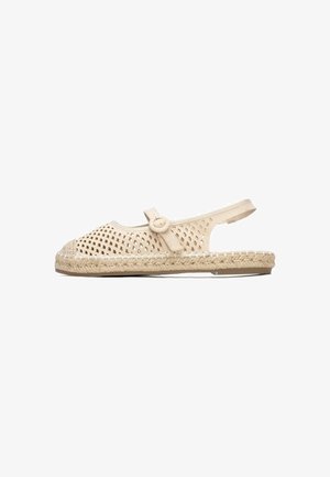 Sandalia beige de punta abierta con parte superior perforada, media suela de yute trenzado y correa ajustable con detalle de botón. Suela plana.