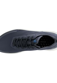 Baskets bleu foncé avec une tige texturée, semelle blanche et lacets gris. Elles possèdent un logo distinctif sur le côté et une semelle intérieure à motifs.