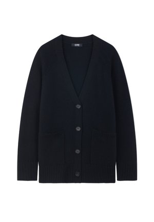 Schwarzer Strickcardigan mit V-Ausschnitt, vier Knöpfen vorne, zwei Fronttaschen sowie gerippten Bündchen und Saum.