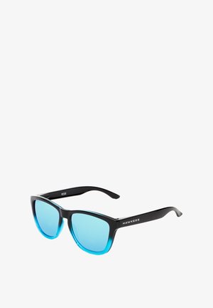 Črne sončne očala z modrimi zrcalnimi lečami. Poudarjen, kotni dizajn ima črn okvir s prehodnimi modrimi akcenti na lečah.