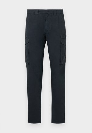 Pantaloni cargo in blu scuro, realizzati in cotone. Presentano due tasche laterali con alette, una chiusura con zip e un taglio dritto. Texture morbida.
