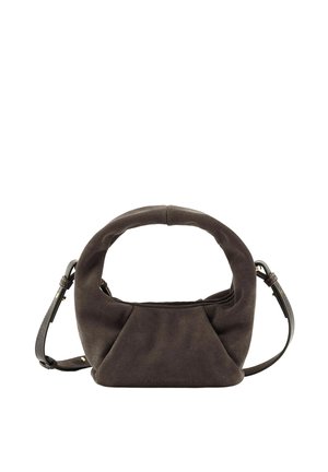 Sac à main en daim brun foncé avec une poignée rembourrée arrondie et une bandoulière en cuir réglable sur fond blanc.