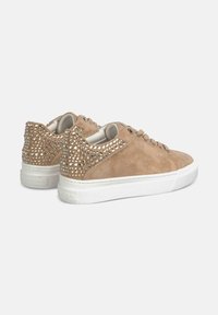 Beige suède sneakers met witte rubberen zolen, voorzien van een gestikte achterpaneel en een ronde te ontwerp. Veters in een bijpassende kleur.