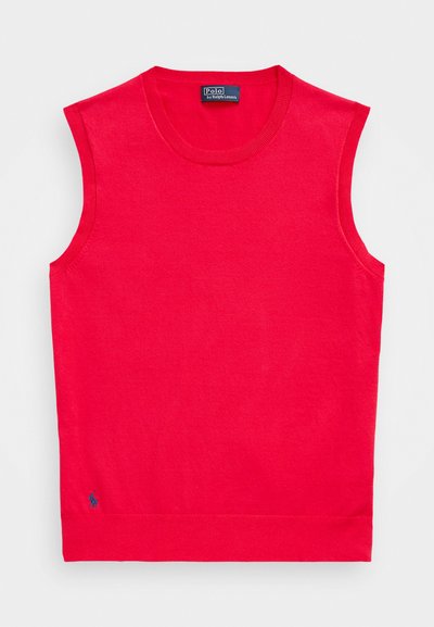 Červený bezrukávový svetr vyrobený z látky s hladkým povrchem. Má kulatý výstřih a vyšívané logo v levém dolním rohu.