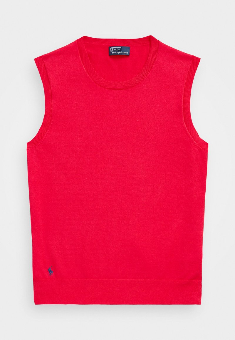 Pull sans manches rouge en tissu à la texture lisse. Il dispose d'un col rond et d'un logo brodé dans le coin inférieur gauche.