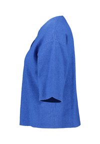 Blauwe korte mouwen gebreide trui met een ronde halslijn en een zijsplit zoom, weergegeven vanaf de zijkant op een witte achtergrond.