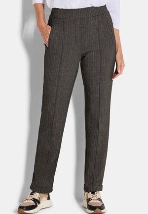 Dunkelgraue Hosen mit Fischgrätenmuster, seitlichen Taschen und einem glatten Bund. Getragen mit beigen und schwarzen Sportschuhen. Maßgeschneiderte Passform, gerade Beine.