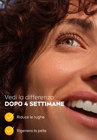 Primo piano del volto di una donna con capelli castani ricci, pelle chiara e un sorriso. Il testo mette in evidenza i benefici: riduce le rughe, rigenera la pelle.