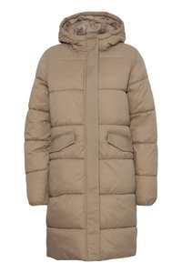 Manteau matelassé beige avec capuche, doté d'une fermeture éclair, de deux poches avant, d'un design matelassé et d'une silhouette longue. Texture lisse et rembourrée.