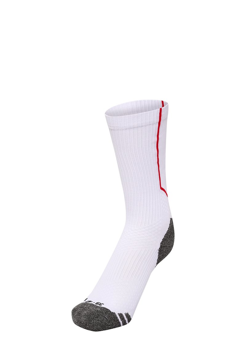 Chaussette de sport blanche avec texture côtelée, bande rouge d'accent, et talon et orteil renforcés en gris. Hauteur mi-mollet, adaptée aux activités sportives.