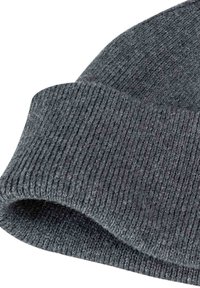 Grijze gebreide beanie met een omgeslagen rand, ribbeltextuur en zachte stof. De algehele vorm is rond en aansluitend.