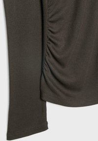 Mørkebrunt langærmet top med ribbestruktur og side ruching-detalje, der fremhæver en tætsiddende silhuet og ren kant.