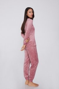 Růžový sametový set domácího oblečení s dlouhými rukávy a puntíkovaným vzorem. Přiléhavý top a kalhoty s elastickým pasem, hladká textura a volný střih.
