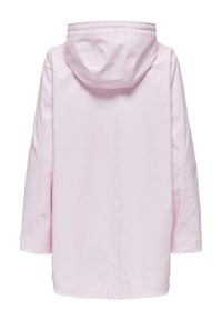 Chaqueta impermeable de color rosa claro con capucha, manga larga y detalles en las costuras. La parte posterior es lisa con un dobladillo recto.