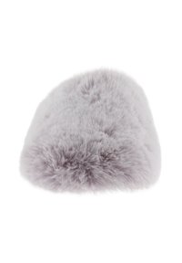 Zapatilla de casa de imitación de piel gris con forma redondeada, que presenta una textura suave y esponjosa y un diseño sin costuras. Sin herrajes ni patrones visibles.