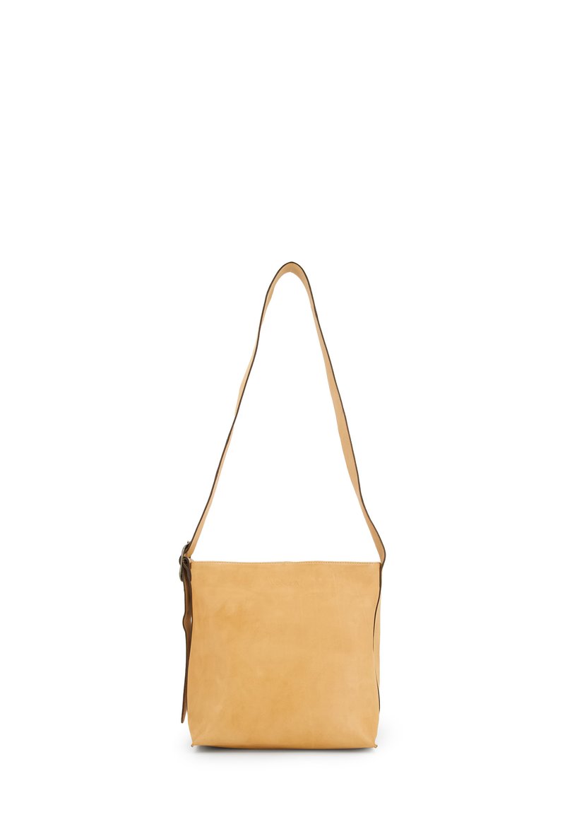 Sac à bandoulière en cuir tan avec une texture lisse, doté d'une longue bandoulière réglable et d'une fermeture éclair. Design rectangulaire minimaliste.