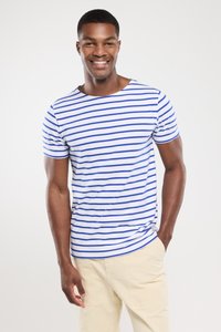 Shortærmet, blå- og hvidstribet t-shirt lavet af bomuld, med rund hals og en afslappet pasform. Ensfarvet baggrund.