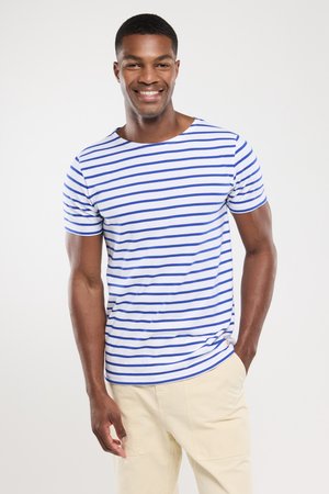 T-shirt à manches courtes, rayé bleu et blanc, en coton, avec un col rond et une coupe décontractée. Fond uni.