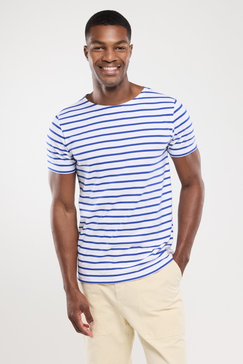 Shortærmet, blå- og hvidstribet t-shirt lavet af bomuld, med rund hals og en afslappet pasform. Ensfarvet baggrund.