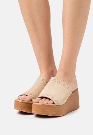 MANA - Dřeváky - beige