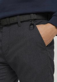TOM TAILOR DENIM MELANGE WITH BELT - Chino - navy grindle structure