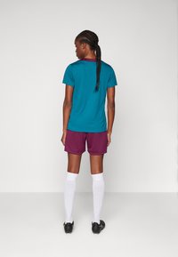 Nike Performance PARIS ST GERMAIN STRIKE SHORT - Short de sport - bordeaux/geode teal/guava ice