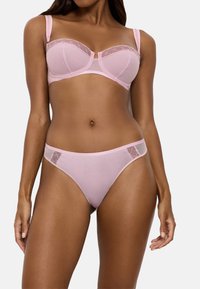 Rosa mesh-bh med spetsdetaljer och underwire, med justerbara axelband. Matchande rosa mesh-trosa med spetsaccenter. Slät textur.