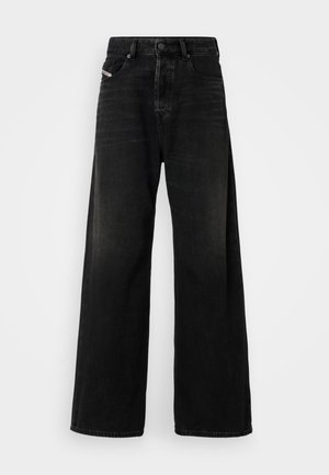 Jeans de denim negro de pierna ancha con cintura alta, que cuentan con un cierre de botón, bolsillos delanteros y una textura desgastada.