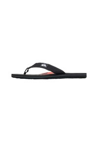 Zwarte flip-flops met een gestructureerde band en een gestreepte binnenzool met rode accenten. Platte zool met een subtiele profielontwerp.