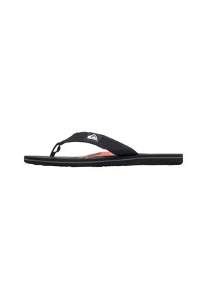 Tongs noires avec une sangle texturée et une semelle intérieure à motifs présentant des accents rouges. Semelle plate avec un design de crantage subtil.