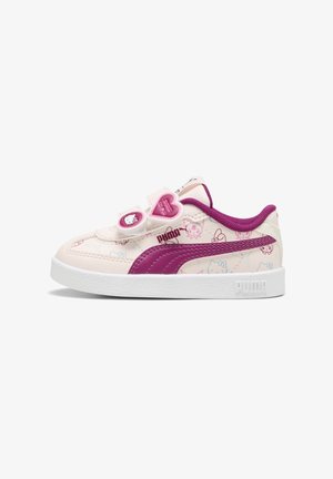 Sneakers PUMA o cholewce z różowego i białego tworzywa sztucznego, z fioletowym paskiem, serduszkowymi akcentami i wesołym wzorem z rysunkami kotów.