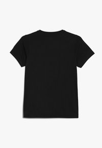 Černé tričko s krátkými rukávy vyrobené z bavlny, s klasickým kulatým výstřihem. Hladká textura a jednoduchý design, bez vzorů či ozdob.