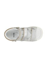 Sandal in pelle grigia con due cinturini regolabili, punta arrotondata, dettagli beige e soletta imbottita, progettata per comfort e stabilità.